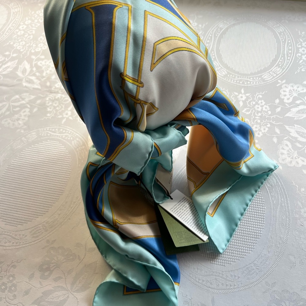 Authentic Gucci Sillk Scarf Printed Elegant Blue and Gold 
New/Tag Made In Italy